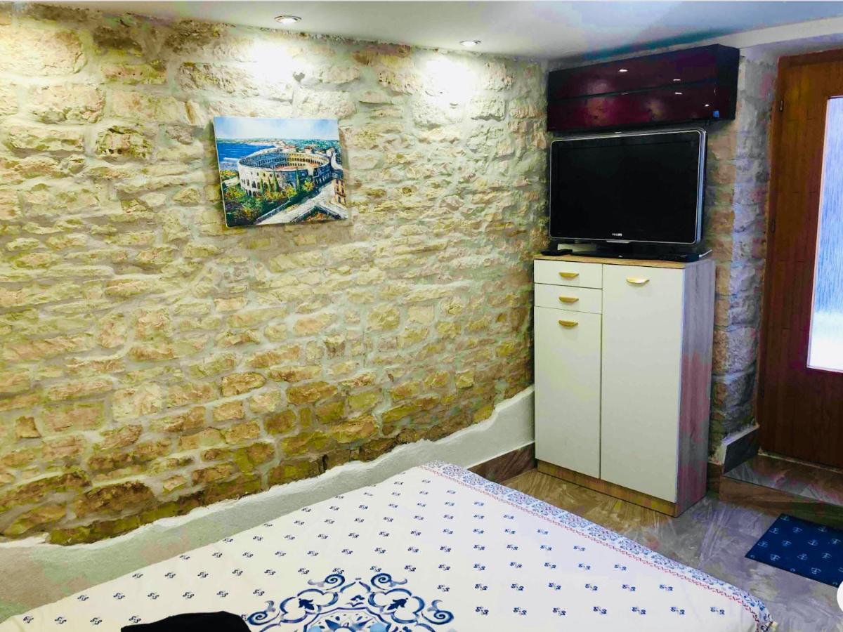 Istrian Stone House: Seaside Retreat in Fazana with COVID-Safe Filtration Apartment Exterior photo